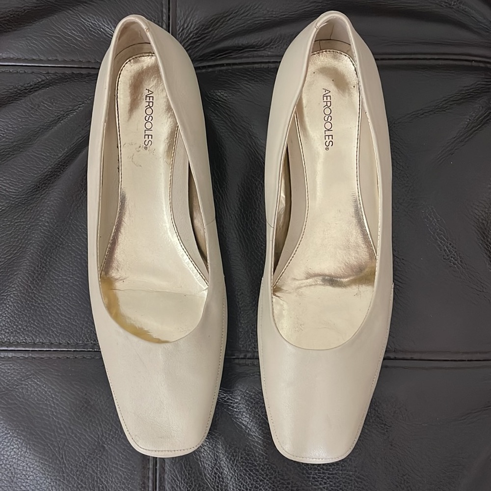 Aerosoles leather flats size 10
P05